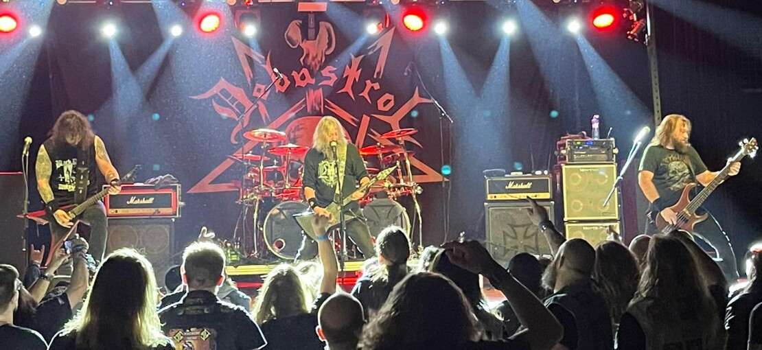 Obrázek k článku GLOSA: Když se bluesman nechá strhnout metalem. Debustrolu to furt šlape