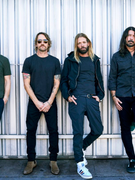 Náhledový obrázek k článku Na počest zesnulého bubeníka Foo Fighters zahrají Metallica, Queen či AC/DC