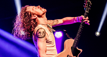 Náhledový obrázek k článku Od hraní se Stingem k divokému rocku. Rufus Miller vyráží na české turné