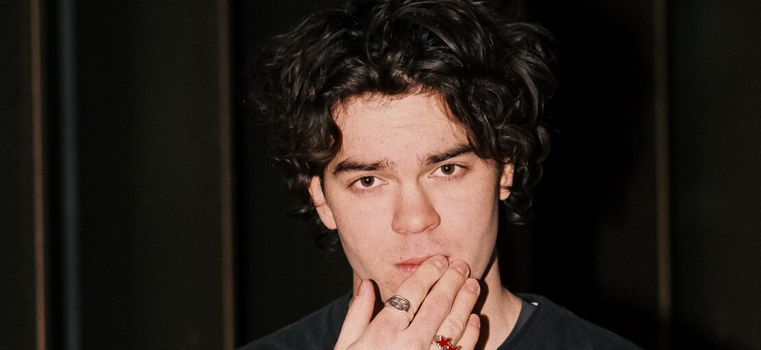 Obrázek k článku „Máma v autě hrála Blur, táta Oasis.“ Česko-irský zpěvák Joshua Curran má nakročeno do světa