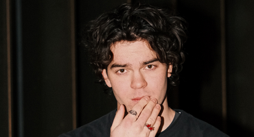 Náhledový obrázek k článku „Máma v autě hrála Blur, táta Oasis.“ Česko-irský zpěvák Joshua Curran má nakročeno do světa