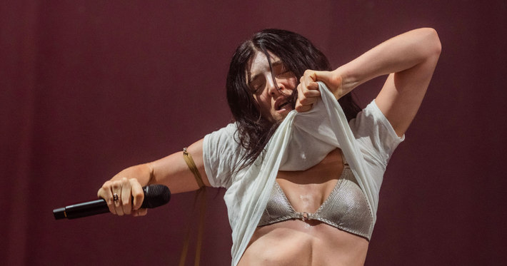 Náhledový obrázek k článku Lorde na Glastonbury pokřtila novou desku. Lidé jí viseli na rtech, i když sundala tričko