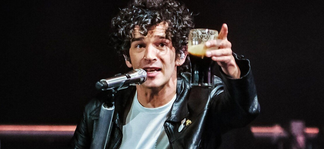 Obrázek k článku Pivo, cigára a samochvála. The 1975 hráli divadlo, Glastonbury bavili Skotové