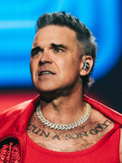 Náhledový obrázek k článku NAŽIVO: Robbie Williams kraluje zábavě. Pěvecky má pořád rezervy, ale střílí si z toho