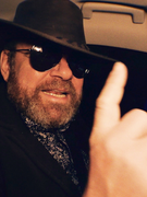 Náhledový obrázek k článku GLOSA: Tajuplný Mirek Tabák povstal, aby dal výchovnou facku Turkovi a Motoristům