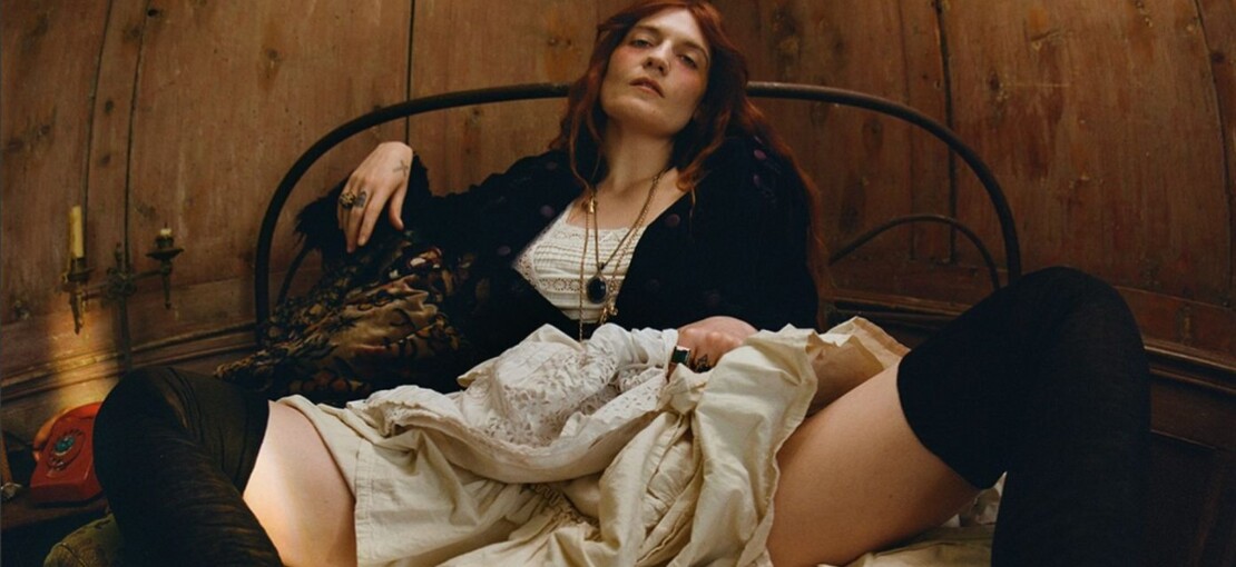 Obrázek k článku GLOSA: Uhrančivý návrat. Divoženka Florence zhudebnila čarodějný rituál