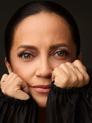 Náhledový obrázek k článku GLOSA: Bačkory místo neposlušných tenisek. Lucie Bílá se stala matkou národa v papučích