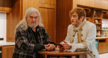 Náhledový obrázek k článku PREMIÉRA: Mat213 přizval Čtvrtníčkovou, Prachaře i dědu Ringa do drzého klipu