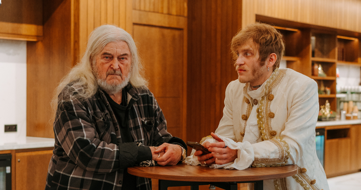 Náhledový obrázek k článku PREMIÉRA: Mat213 přizval Čtvrtníčkovou, Prachaře i dědu Ringa do drzého klipu