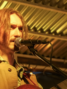 Náhledový obrázek k článku Alois Göbel zahalil Headliner Ponton křehkou krásou. Atomy nevadí nabíjely energií