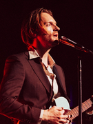 Náhledový obrázek k článku Bratr Billie Eilish zahraje na Colours of Ostrava. Finneas mění producentský pult za kytaru