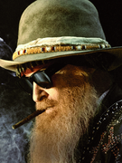 Náhledový obrázek k článku Legendární vousáč Billy F Gibbons: Jedna kytara je moc a tisíc pořád nestačí!