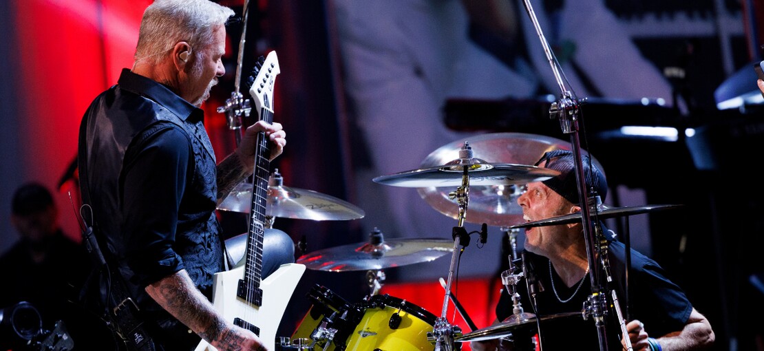 Obrázek k článku Metallica pařila na Eltona Johna. Poctu britskému zpěvákovi ovládla Joni Mitchell