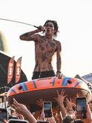 Náhledový obrázek k článku NAŽIVO: Grape žil soubojem Viktora Sheena a Oriho. Palaye Royale hodili šipku do publika