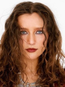 Náhledový obrázek k článku Karin Ann má zářez v americké hitparádě. Boduje píseň, kterou napsala se Suki Waterhouse