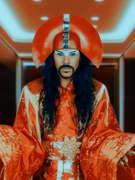 Náhledový obrázek k článku Empire of the Sun hýří ektravagancí. Podivné hlavy míří poprvé do Česka