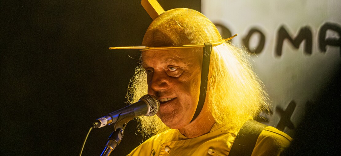 Obrázek k článku NAŽIVO: Už jsme doma udivili i své hosty. Oslavu zachytil malíř přímo na pódiu