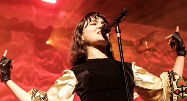 Náhledový obrázek k článku NAŽIVO: The Last Dinner Party musíte zažít. Vzrušující show překvapí i připravené