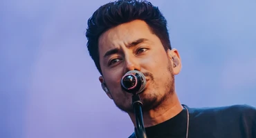 Náhledový obrázek k článku REPORTÁŽ: Mirai neporučí větru, dešti ani hudebnímu kritikovi. Ale festy fungují