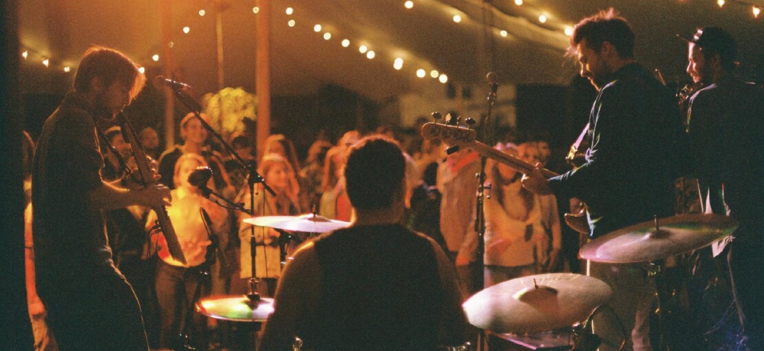 Obrázek k článku Sépie z hor přiveze na Headliner Ponton divoký jazz, Vojtěch Urbánek básní s kytarou