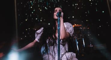 Náhledový obrázek k článku NAŽIVO: Bílá krajka a tvrdý řev. Hororová panenka Poppy chtěla Praze ukázat všechno