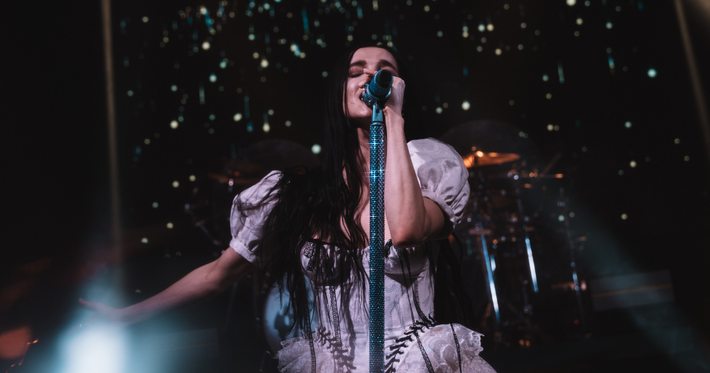 Náhledový obrázek k článku NAŽIVO: Bílá krajka a tvrdý řev. Hororová panenka Poppy chtěla Praze ukázat všechno