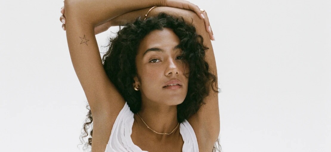 Obrázek k článku Olivia Dean ovládla Brit Awards. Ocenění získala za album o milování v současném světě