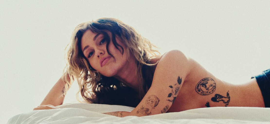 Obrázek k článku Nahá i v bazénu. Miley Cyrus se ve svůdném klipu k písni Jaded zasnila