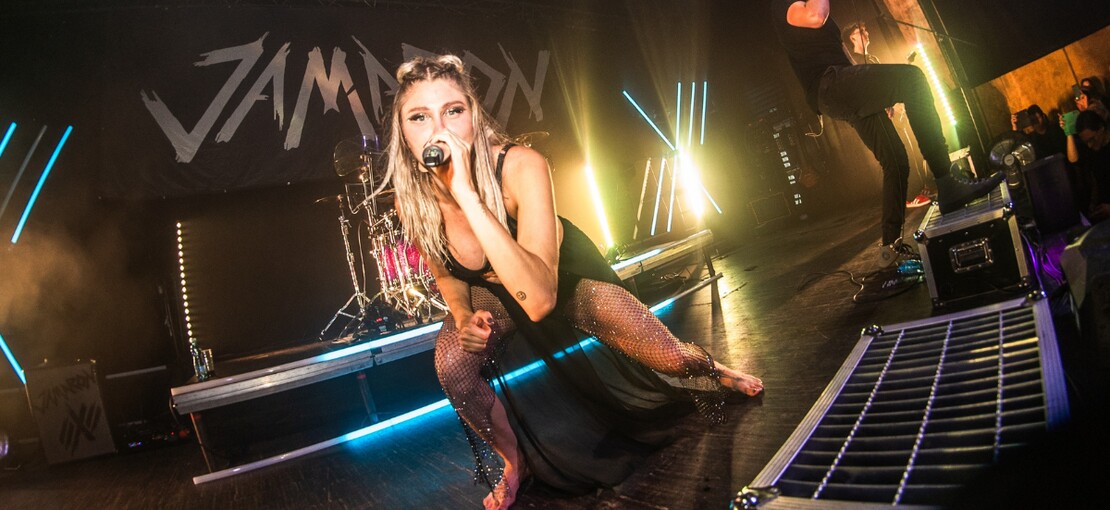 Obrázek k článku NAŽIVO: Jamaron se dere mezi rockovou špičku. Zpěvačka publikum ovládá na povel