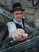 Náhledový obrázek k článku MikkiM sbírá úspěchy v Británii. Natáčí s Dreadzone a podruhé míří na Glastonbury