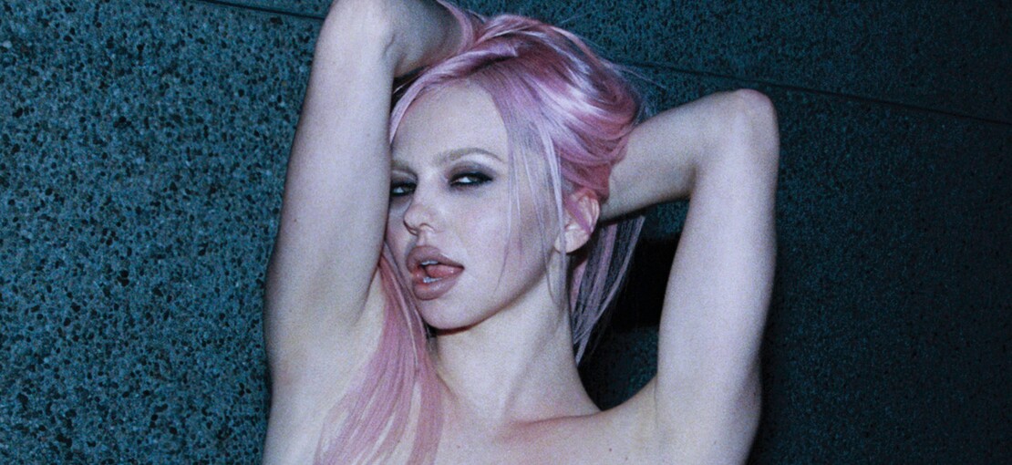 Obrázek k článku GLOSA: Slovenská provokatérka Adéla má v klipu Christinu Aguileru. A na sobě nic