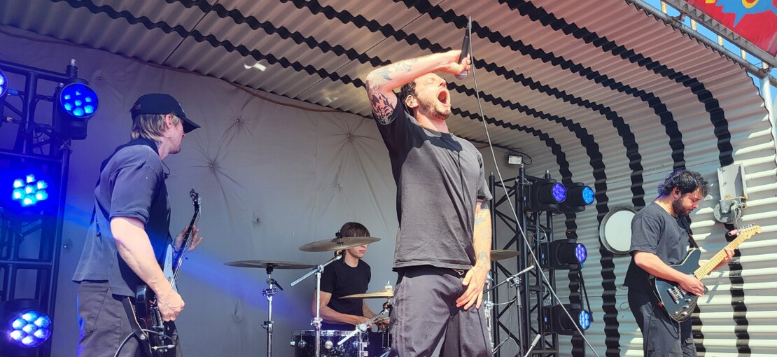 Obrázek k článku Grandson na valníku. Hvězda Rock for People probudila festival tajným koncertem