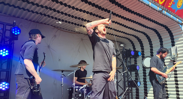 Náhledový obrázek k článku Grandson na valníku. Hvězda Rock for People probudila festival tajným koncertem