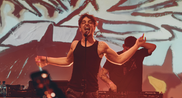 Náhledový obrázek k článku NAŽIVO: Gufrau přepadli fanoušky z balkónu. Na vyprodaném křtu překvapili František Prachař s Matem213