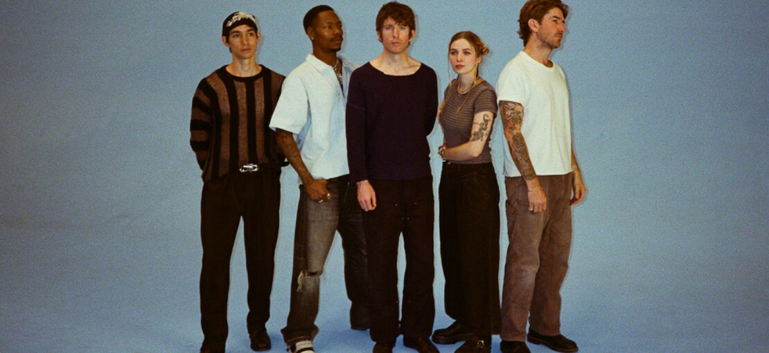 Obrázek k článku Hardcore s duší popu. Léto 2025 patří Turnstile, vzkazuje Charli XCX