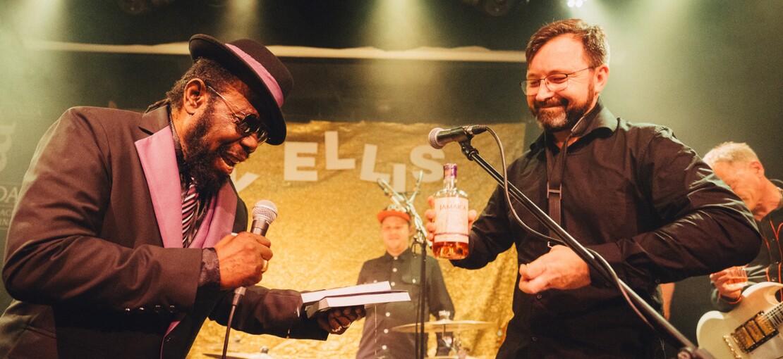 Obrázek k článku NAŽIVO: Velký šéf Roy Ellis roztančil Malostranskou besedu do posledních řad