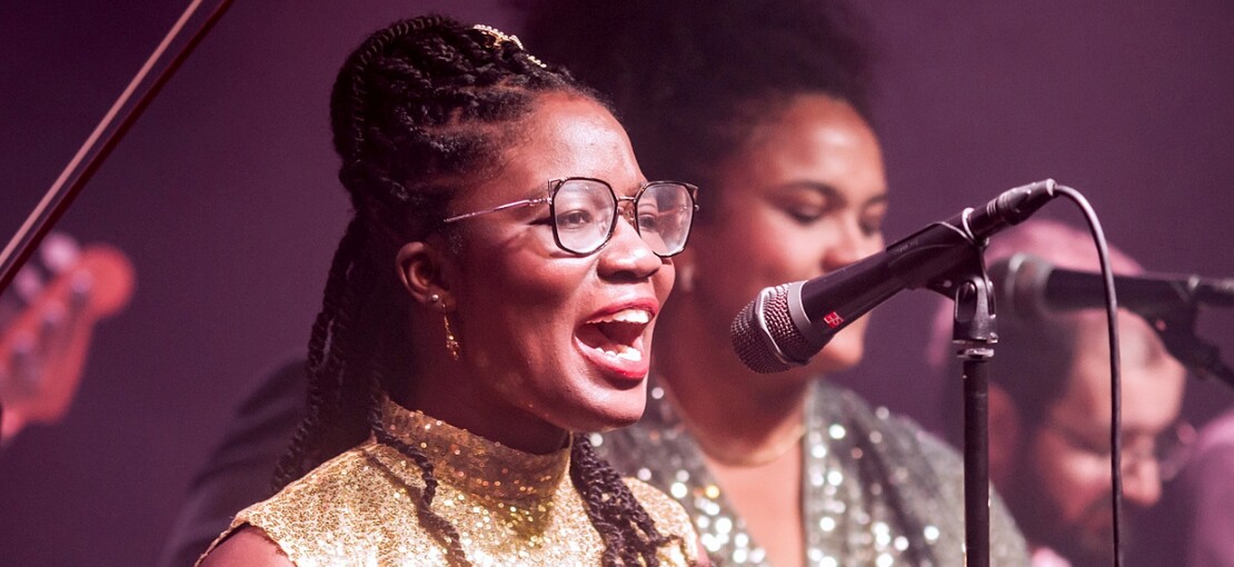 Obrázek k článku NAŽIVO: Malostranské souznění s Jamajkou. Donnoya Drake se obklopila česko-britskou kapelou