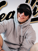 Náhledový obrázek k článku Kdo je, sakra, Slavíček? A rozhovor s Biffy Clyro. Srpnový Headliner čtěte zdarma v aplikaci