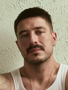 Náhledový obrázek k článku Drsná píseň s klipem od Stevena Spielberga. Zpěváka Mumford & Sons v dětství zneužili