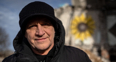 Náhledový obrázek k článku „Jsi plný ran.“ Michael Kocáb natočil v ruinách ukrajinského Izjumu silný klip