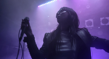 Náhledový obrázek k článku NAŽIVO: Dcera zpěváka Depeche Mode hypnotizuje. Stella Rose dostala Prahu