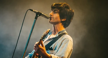 Náhledový obrázek k článku Arctic Monkeys mají po čtyřech letech novou píseň. Pomůže dětem zasaženým válkou