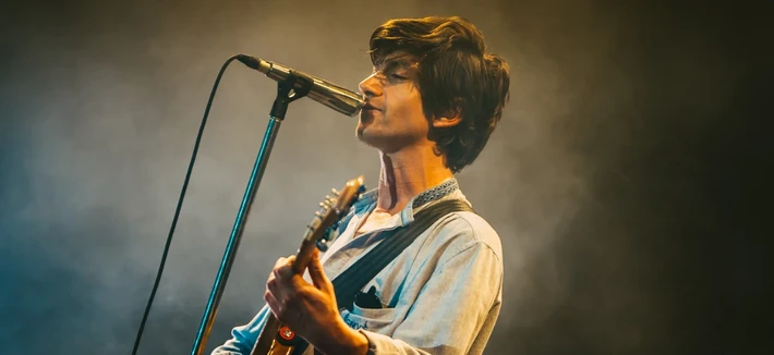 Náhledový obrázek k článku Arctic Monkeys mají po čtyřech letech novou píseň. Pomůže dětem zasaženým válkou