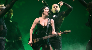 Náhledový obrázek k článku NAŽIVO: Šikanovaná ve škole, královna na pódiu. Lady Gaga unáší do říše divů