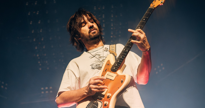 Náhledový obrázek k článku NAŽIVO: Euforii s Tame Impala propadl i Krteček. O2 arena tančila s Kevinem Parkerem