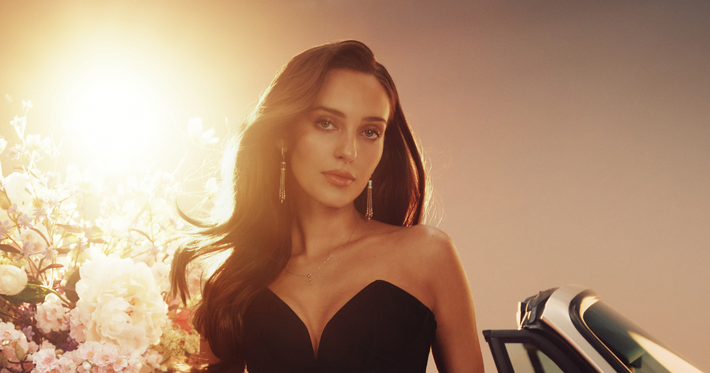 Náhledový obrázek k článku Charlotte Gott chystá první sólovku. Natáčí v Londýně s autorem od Miley Cyrus