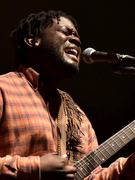 Náhledový obrázek k článku Úchvatný Michael Kiwanuka zhypnotizoval vyprodaný sál za pomoci mořských panen