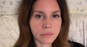 Náhledový obrázek k článku GLOSA: Lana Del Rey si zahrává se životem. Zlověstný love song láká na odkládané album