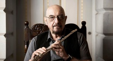 Náhledový obrázek k článku „Jmenujeme se po mrtvém chlapovi, co vymyslel secí stroj.“ Jethro Tull se vrací do Prahy