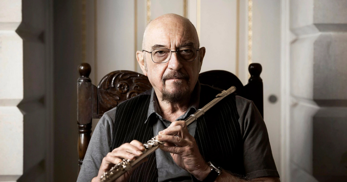 Náhledový obrázek k článku „Jmenujeme po mrtvém chlapovi, co vymyslel secí stroj.“ Jethro Tull se vrací do Prahy